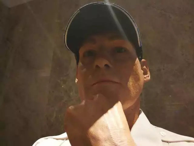 凌厲的眼神流轉(zhuǎn)，目光如炬，手掌的青筋清晰暴出，歲月的紋路無(wú)情橫亙&mdash;&mdash;樹(shù)脂雕塑《站崗》